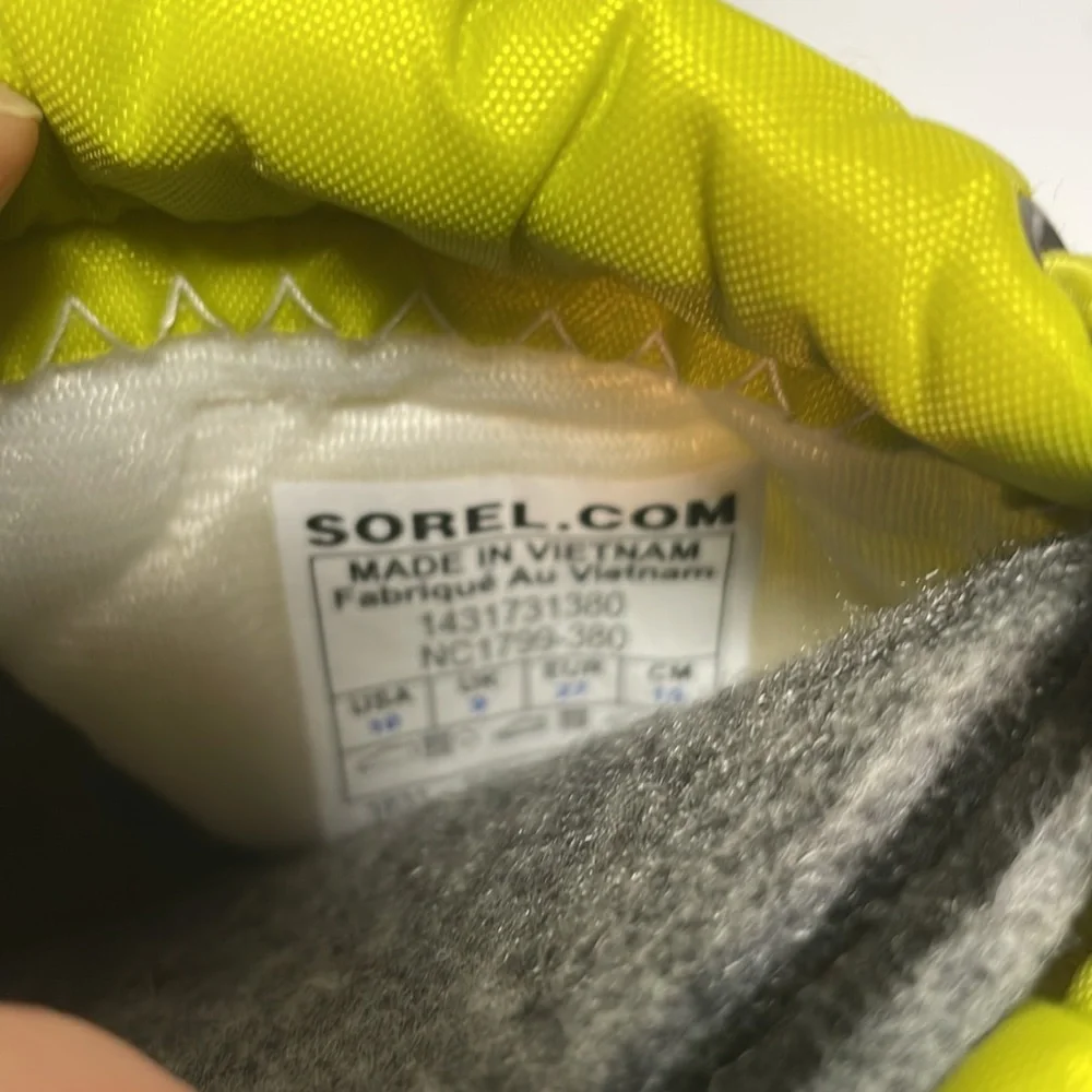 Sorel Flurry Children’s Boot In Black / Yellow Size 10